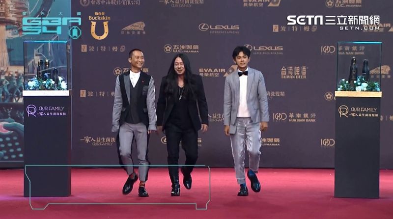 阿翔滿臉尷尬登紅毯！緊張到衣服穿反