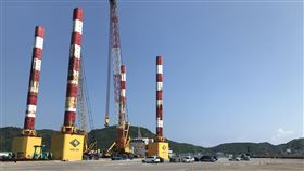 清除南方澳大橋殘骸　交通部：擬下週封港2到3天交通部次長黃玉霖5日表示，將派國家最大萬噸級海面作業船（圖）清除南方澳大橋殘骸，最快下週封港2到3天。（讀者提供）中央社　108年10月5日