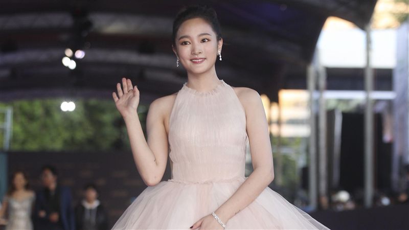 王淨露香肩性感登場　澎澎禮服如公主