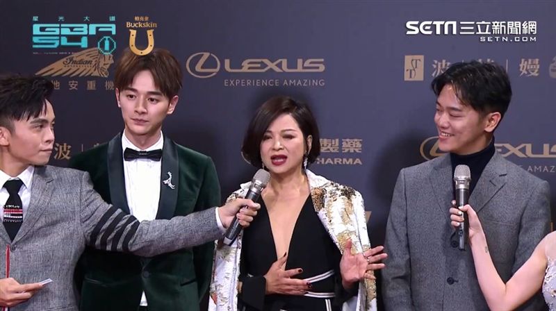 楊貴媚深V開到肚臍！紅毯告白張軒睿