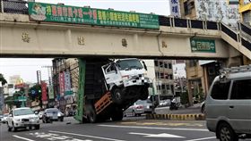 台南,台南爆料公社,聯結車,天橋,翹孤輪（圖／翻攝台南爆料公社）