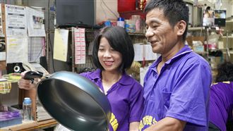 她嫁給流浪漢　竟拼出千萬鐵鍋王國