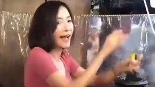火辣果汁妹吸睛！「玉手搖動」超惹火