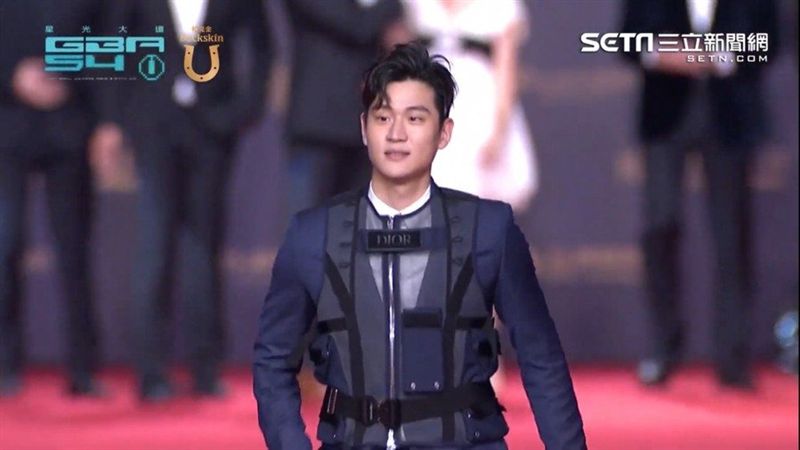 周興哲「防彈背心」現身　網狂吐槽