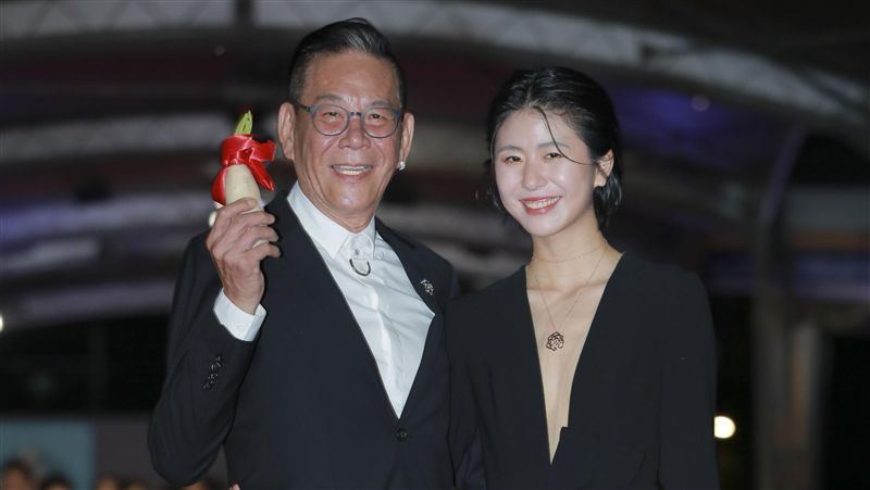 龍劭華女兒好辣！深V開到腰酥胸全露