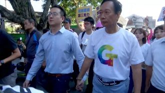 推立委攻國會！郭台銘牽參選人陪掃街