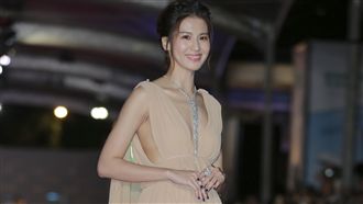 深V開到肚臍！曾沛慈噴出東西半球