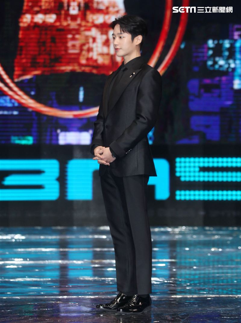 韓星丁海寅出席第54屆金鐘獎頒獎人。（記者邱榮吉/攝影）