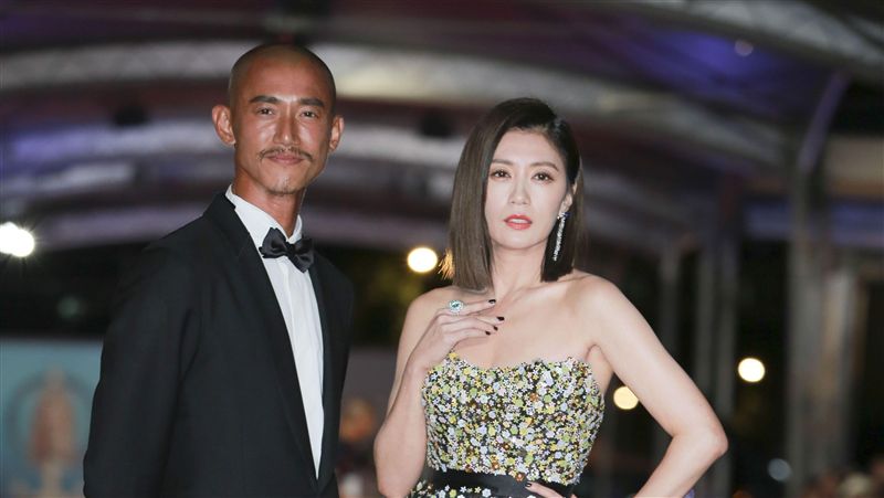 賈靜雯炸出雪白雙峰！懶理女兒吃零食