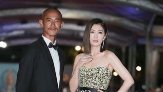 賈靜雯炸出雪白雙峰！懶理女兒吃零食