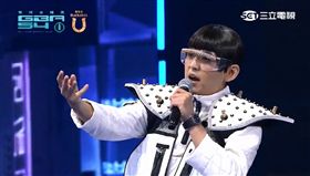 黃子佼身穿白色科技幾何服裝登場。（圖／翻攝自YouTube）