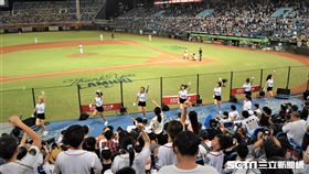 桃園棒球場球迷熱情進場。（圖／記者王怡翔攝影）