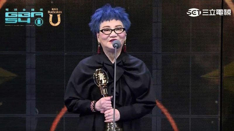 拋震撼彈！張小燕奪獎突「台上告別」