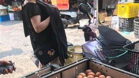 菜市場,三寶,騎車,婦人,雞蛋,做生意　圖／翻攝爆怨公社