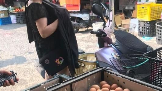 騎車撞蛋攤！三寶開大噴這句　他傻眼