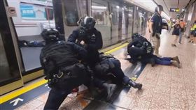 香港反送中 港警闖地鐵站毆打民眾／立場新聞臉書