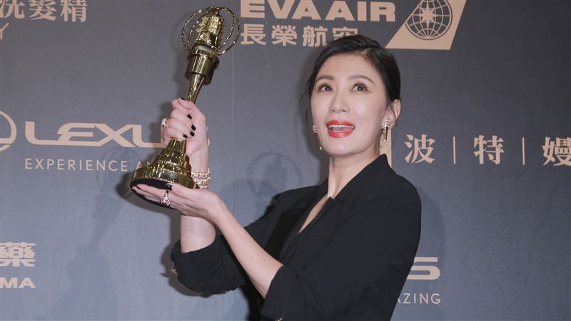 勇奪金鐘視后！賈靜雯答應咘咘不能哭