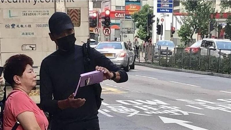 這時機？港影帝遭網捕獲「蒙面」現身