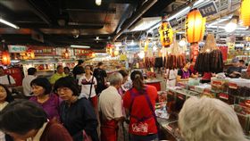 南門市場匯集各地菜系（1）南門市場內攤商具備多年歷史，而販售食材匯集特色南北乾貨、菜餚、餐點，其他傳統市場較像是社區型市場，南門市場販售商品較具特色，消費客群也遍布全台甚至國外。中央社記者張皓安攝　108年10月6日