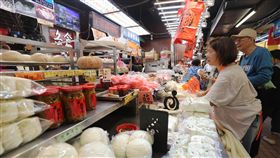 南門市場7日起暫停營業（2）販售知名糕點、南北美食的台北市南門市場將拆遷，7日起暫停營業，台北市市場處5日在南門市場舉辦「風華38－時光永存」優惠活動，許多攤商都推出折扣商品，供民眾搶購。中央社記者張皓安攝　108年10月5日