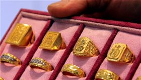 人事行政總處表示，民國109年起將鬆綁國旅卡使用限制，目前無法用國旅卡消費的珠寶銀樓，將於109年1月1日起解禁。（中央社檔案照片）