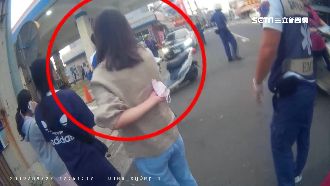 悚！加油機爆炸面板噴飛　砸傷女騎士