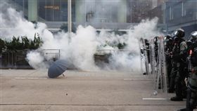 香港金鐘道警民衝突大批反送中示威者29日下午3時許占據金鐘夏愨道及金鐘道一帶，約莫下午4時，防暴警察開始採兩人一組方式，連續朝著前方的示威者雨傘防禦陣地，狂射至少10枚催淚彈以及布袋彈。中央社記者張謙香港攝　108年9月29日