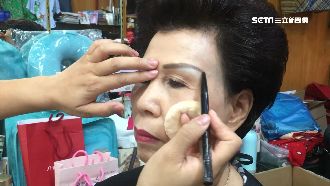 櫃姐示範畫眉插傷眼　判賠顧客20萬