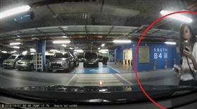 新加坡三寶女停到行人通道「下車被卡」　竟留紙條批臨車：技術差（圖／翻攝自SG Road Vigilante - SGRV臉書）