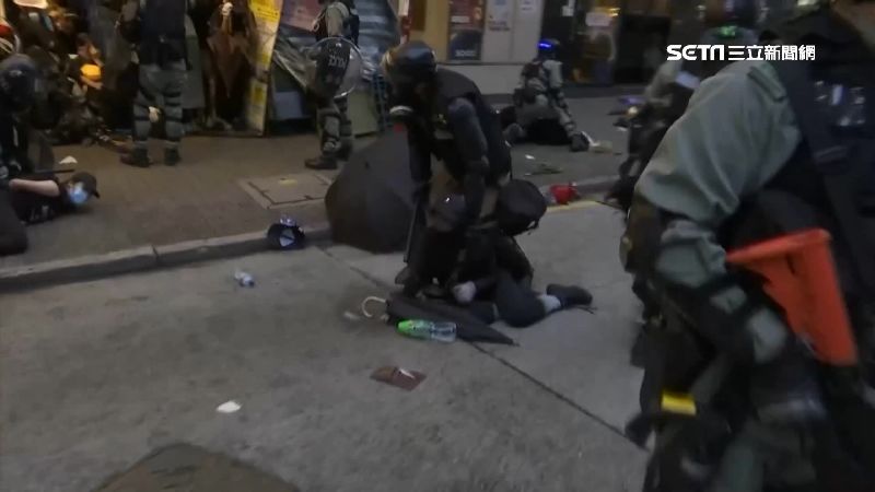 港遊行衝突再升級！警狂射催淚彈制伏