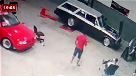 踩油門試車…離合器突炸開　金屬片削過技師脖子噴血亡(圖/翻攝自Cidade Alerta Paraná YOUTUBE)