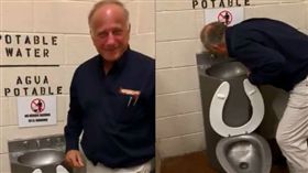 美國議員喝馬桶水。（圖／翻攝自推特）
https://twitter.com/SteveKingIA/status/1169362227863797762