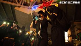 示威者宣讀《香港臨時政府宣言》（圖／特約記者王志杰攝影）