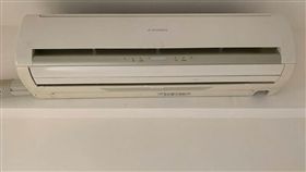 冷氣被裝歪的真相曝光。（圖／爆怨公社）
https://www.facebook.com/groups/1027360687282981/permalink/2973096019376095/