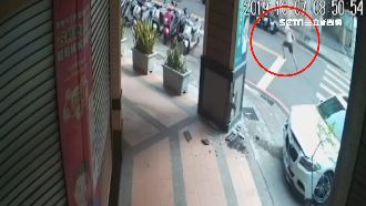 毒男見警心虛自撞逃　警追百公尺逮人