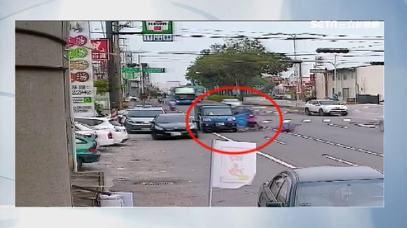 3車並排停車突開門　騎士摔倒險遭輾