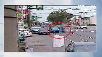 3車並排停車突開門　騎士摔倒險遭輾