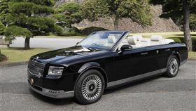 日本政府預計22日舉行日皇德仁即位遊行的「祝賀御列之儀」，當天使用的座車7日首度在媒體面前亮相。（共同社提供）