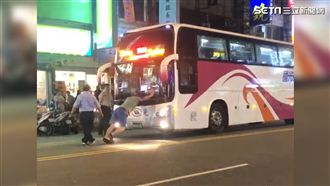 直擊！國光號欲駛離綠衣男雙臂擋車