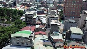 名家專用/MyGonews/屋頂棚架設有門窗牆壁且供遮陽防雨目的使用者，仍應課徵房屋稅！（勿用）