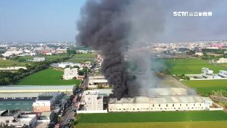 又是違建！鐵皮工廠惡火　濃煙竄天際