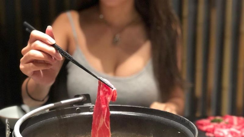 閃亮亮吃火鍋！雪白豪乳險彈出背心