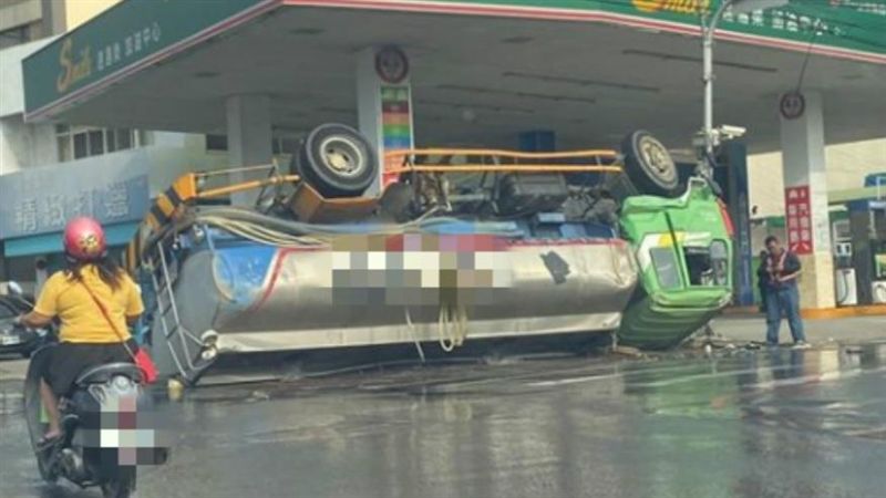 水箱車失控翻覆滾半圈！驚悚畫面曝光