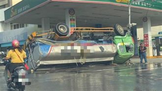 水箱車失控翻覆滾半圈！驚悚畫面曝光