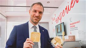 捷克,市長,賀瑞普（Zdeněk Hřib）,捷克首都布拉格市政府今日決定解除與北京的姐妹市關係，市議會近日也可望通過。為報復布拉格的舉動，北京至今已取消4個樂團在中國的演出行程。（圖／翻攝自Zdeněk Hřib臉書）