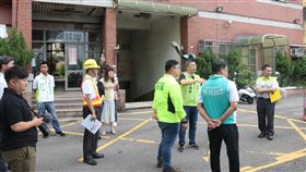 臉書也是服務處　蔡其昌網路接陳情台中市大甲區中山里鐵道旁空地因無有效管理造成髒亂，立法院副院長蔡其昌（後右2）在臉書接獲民眾陳情，7日邀集各單位前往會勘。中央社記者趙麗妍攝　108年10月7日