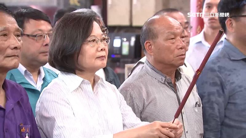 視察南方澳斷橋　小英拜媽祖祈平安