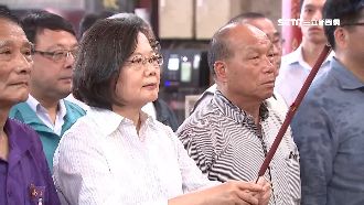 視察南方澳斷橋　小英拜媽祖祈平安