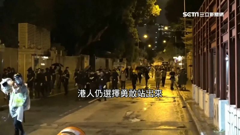 港警圍毆示威者！民眾怒砸咖啡杯解圍