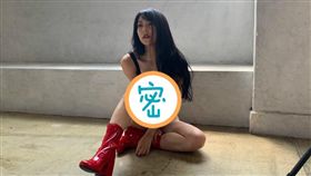 白間美瑠雜誌中身穿黑高衩緊身衣及大紅短靴。（圖／翻攝自白間美瑠推特）